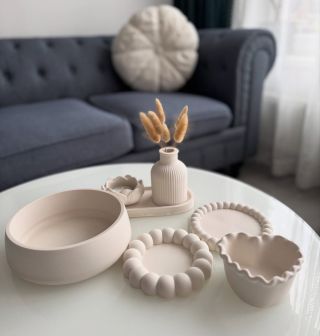 Malá ukázka našich nových výrobků z jesmonitu 🩷 Ve velké nádobce vlevo a v srdíčku budou zalité naše svíčky — zatím ani my...